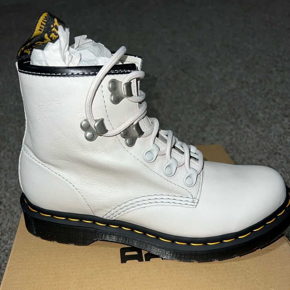 Dr Martens 101 Virginia Hardware Ivory boots. Size 8. NEW.